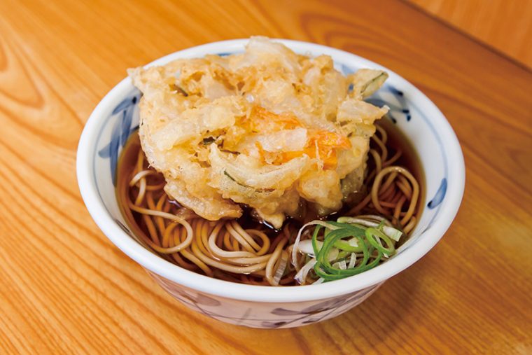 ↑かき揚げそば（460円）。かき揚げは厚さ5㎝以上、直径10㎝以上もある。熱々なので火傷にご注意を