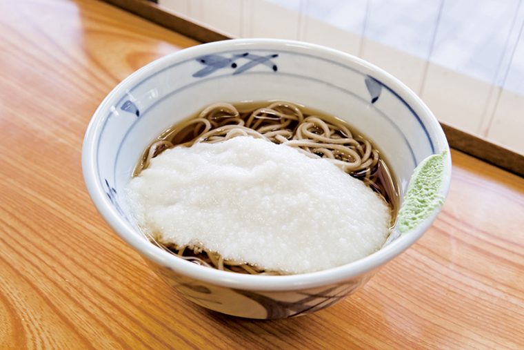 ↑冷やしとろろそば（460円）。すっきりとした冷やがけつゆと、とろろの滋味あふれる風味がマッチ。そばののどごしも抜群だ