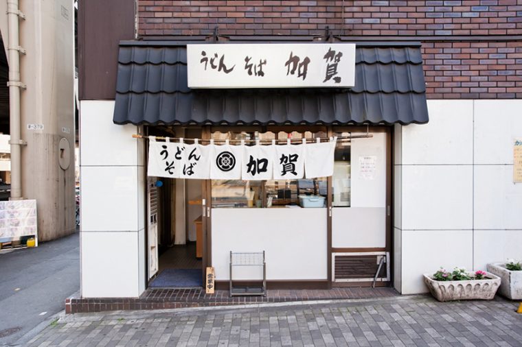 ↑瓦屋根と白いのれんが目印。東京オペラシティタワー（新国立劇場）のすぐ隣に立地する。初台駅の北口を出てすぐで、交通の便がいい