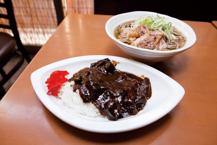 ↑牛すじカレーセット（720円）。牛すじを3時間煮込んだスープを使ったカレーは絶品で、肉そばとミニカレーをセットで頼む人も多い 