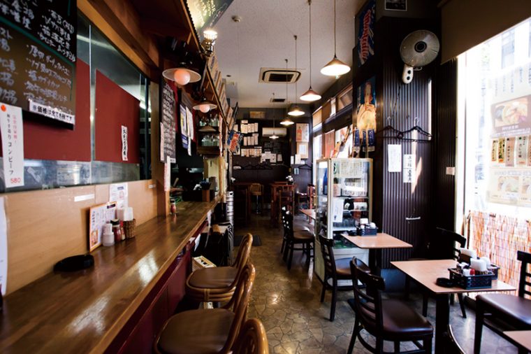 ↑親しみやすい雰囲気の店内。夜は山形料理とオリジナル料理を出す居酒屋になり、こちらも連日大勢の客で賑わっている。提供する酒はもちろん山形の地酒だ。