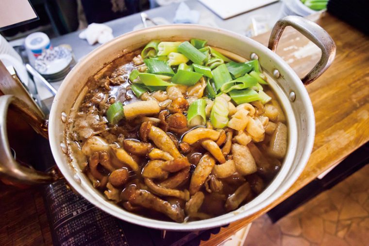 ↑居酒屋メニューの芋煮。庄内名物である大きななめたけ、油揚げ、牛肉、ごぼうなどが入っている