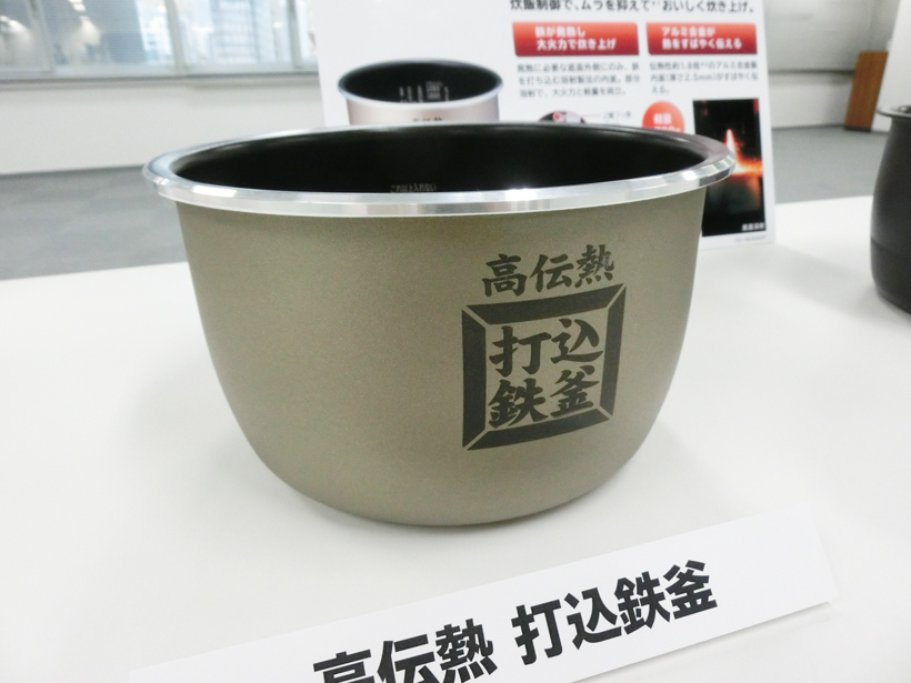 ↑内釜は伝熱性に優れた「高伝熱 打込鉄釜」とし、内釜の特性に合わせた炊飯制御で炊きムラを抑えます