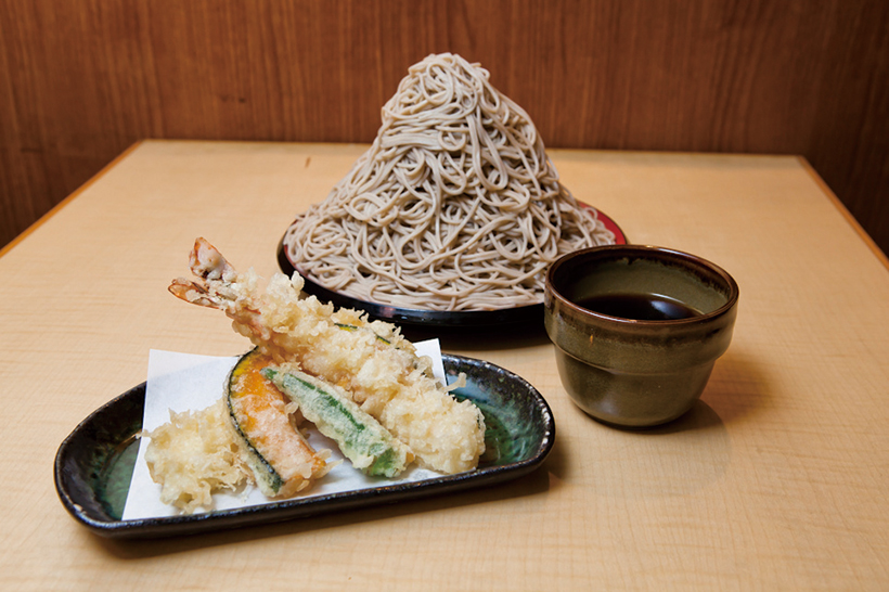 【昼は立ち食いそば】そばを1kgも盛り付けた「富士山もり」が名物の「味奈登庵 白楽駅前店」