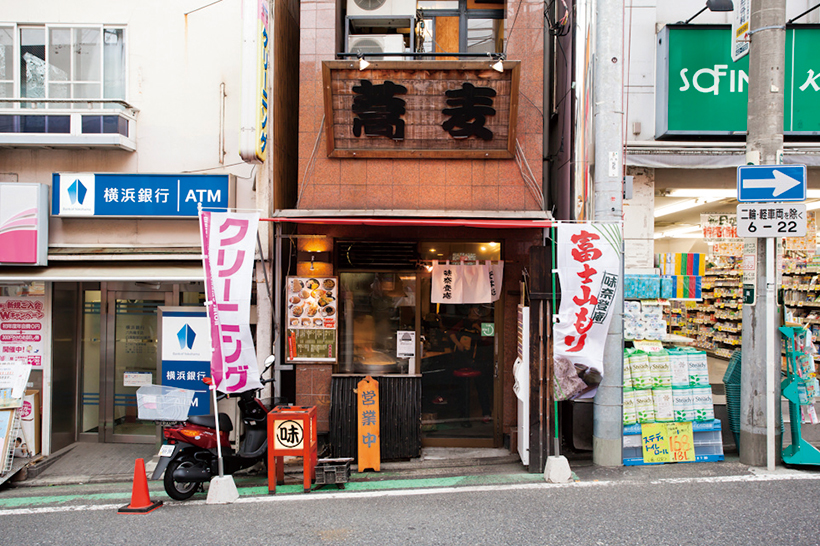 ↑看板の大きな「蕎麦」の文字が目印。名物の「富士山もり」ののぼりも立っている