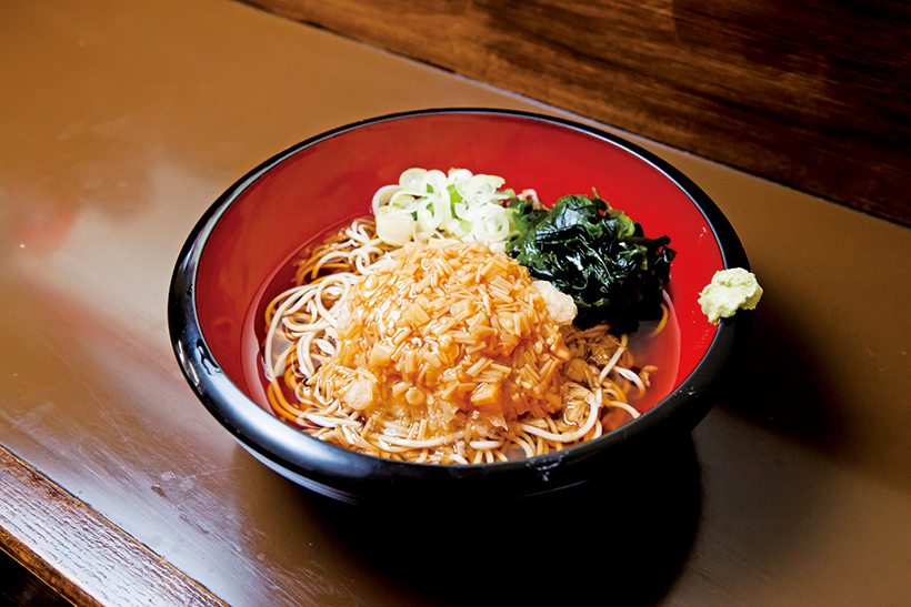 ↑なめ茸おろしそば(470円)。なめこの甘みと大根おろしの辛味が絶妙にマッチした夏の人気メニューだ