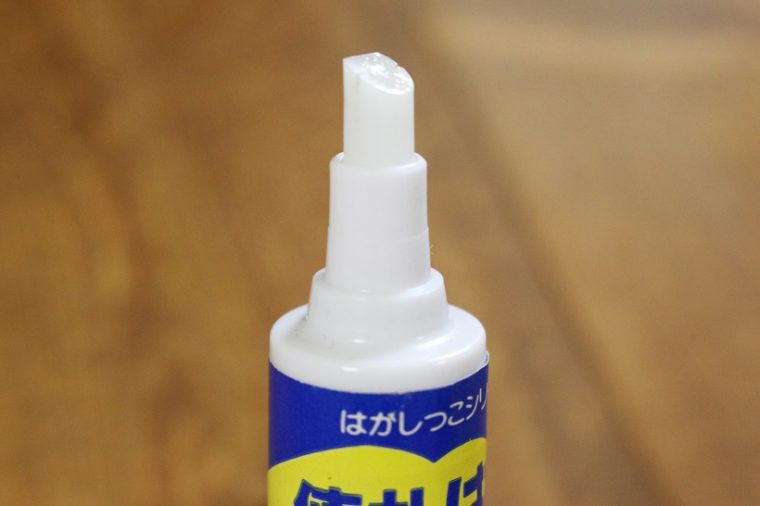 ↑ペン先は硬いプラスチック。うっすら見えるスリットから剥がし液が出る