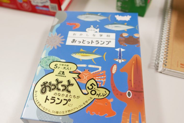 ↑おっとっトランプ(2106円)。あそびかた50、なかま図鑑、・なかまたち表&スコア表が付属する