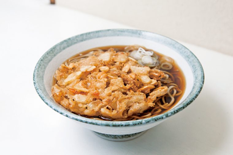 ↑にん天そば（440円）。ニンニクチップを加えたかき揚げは絶品だが、食後のニオイに注意したい。休み前の金曜夜に大人気となる