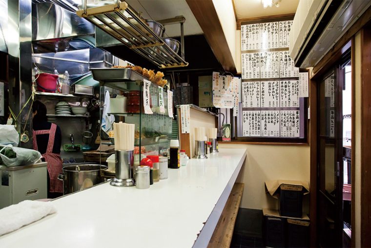 ↑店内は椅子がなく、6人で満席。客が厚着となる冬はかなり窮屈になるが、それでもこの店の味を求めて客が来る