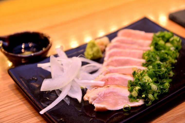 ↑鶏モモ肉のたたき(646円)。しっとりとした食感が激ウマです。甘めの醤油で味わいましょう。ちなみにむね肉のたたきは538円で提供