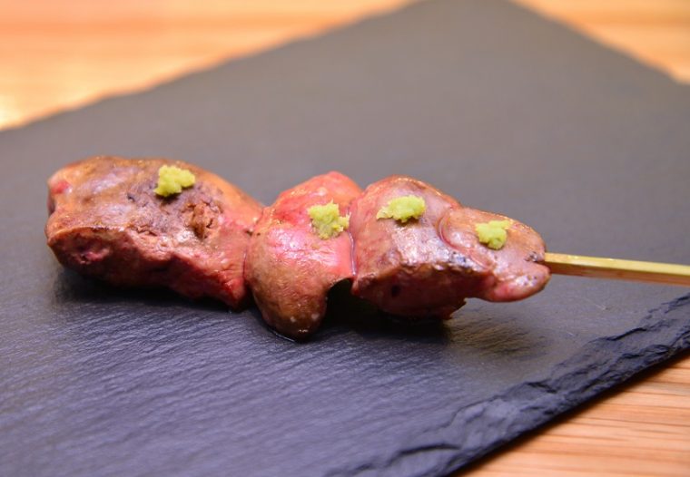 ↑白レバー(214円)。大きさの違う肉に均等に熱を入れるため、絶妙に火加減を変えながら焼き上げる職人技がお見事! とろけるような食感で頬が落ちそうでした。皿もお洒落な天然石タイプで貫禄十分です
