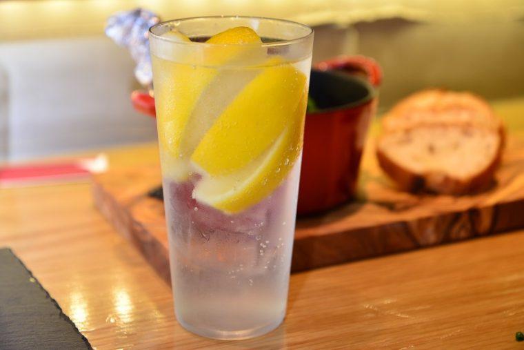 ↑フローズン塩レモンサワー(430円)。凍った塩レモンをサワーに仕立てた清涼感抜群のドリンクです。1階席では、高級な「うすはり」のグラスで提供という心意気も素晴らしい!