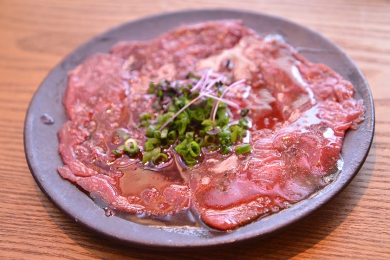 ↑レッドカーペット。馬の尻の部分の赤身をカルパッチョ風に仕立てたメニューで、ねっとりとした食感が特徴です