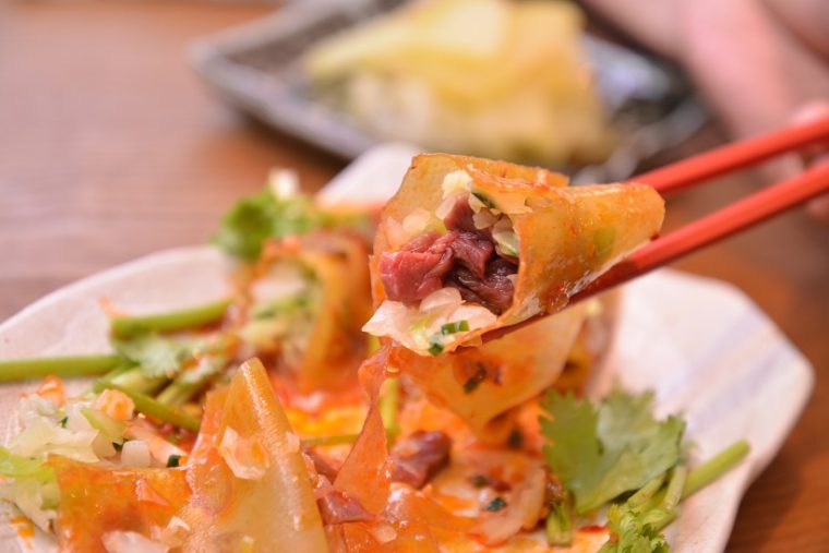 ↑生肉餃子。生春巻きのような生地に、馬肉と香味野菜がぎっしり。パクチーやピリ辛のタレがクセになります