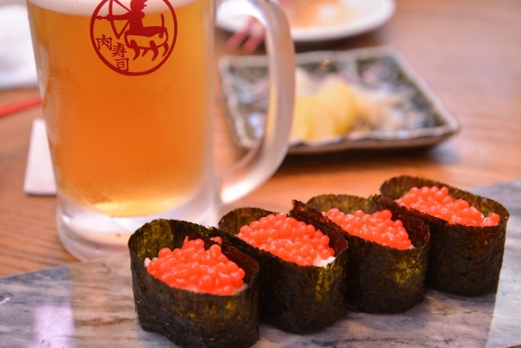 ↑NIKURA。鶏のスープを化学変化させ、イクラに見立てた肉の粒を作り出した革新的な軍艦です。ムニムニした食感と、広がる鶏の旨味が絶妙