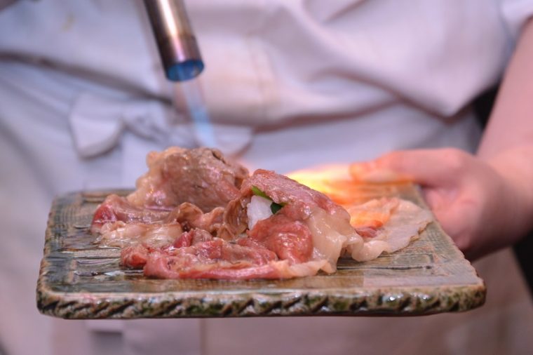 ↑SUKIYAKI。牛リブロースを使う同店名物の寿司「さしとろ」を、生卵ですき焼き風に味わうシズル感抜群の逸品です