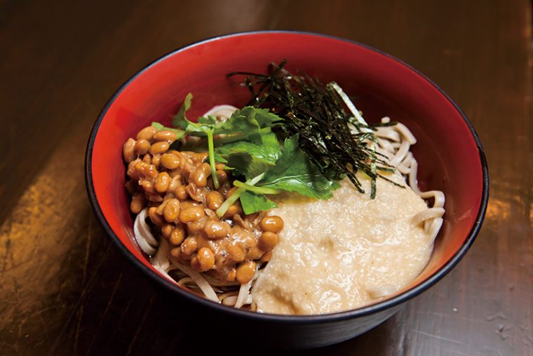 ↑山かけ納豆そば・冷やし（510円）。とろろ、納豆、みつばなどがのった「山かけ納豆そば」。冷やしには温泉卵をトッピングする客が多い