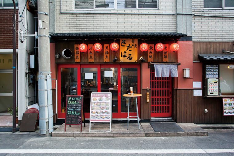 ↑赤い窓枠が印象的な外観。中華料理店と間違える人もいるという
