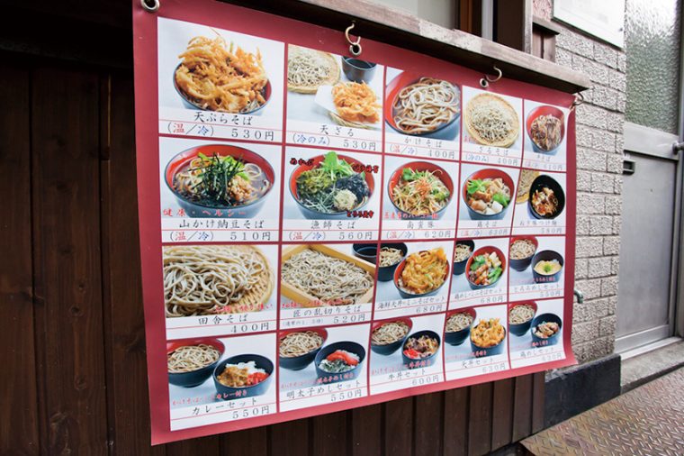 ↑店外に掲示されたメニュー。揚げものはかき揚げのみで、鶏そばや南蛮豚などの肉そば系や、ご飯ものとのセットメニューも充実している