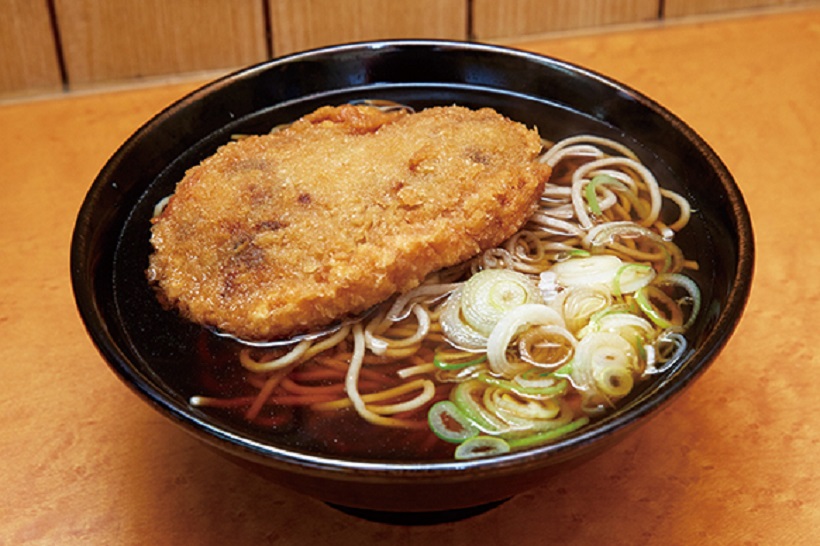 【昼は立ち食いそば】そば×メンチカツの異色コラボ! 昭和の味を守る大宮駅東口の「つくば本店　駅前店」
