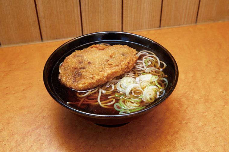 ↑メンチそば(390円)。衣と肉につゆが浸みて、ソースで食べるのとは違ったうまさ。そばをたぐる手も進む