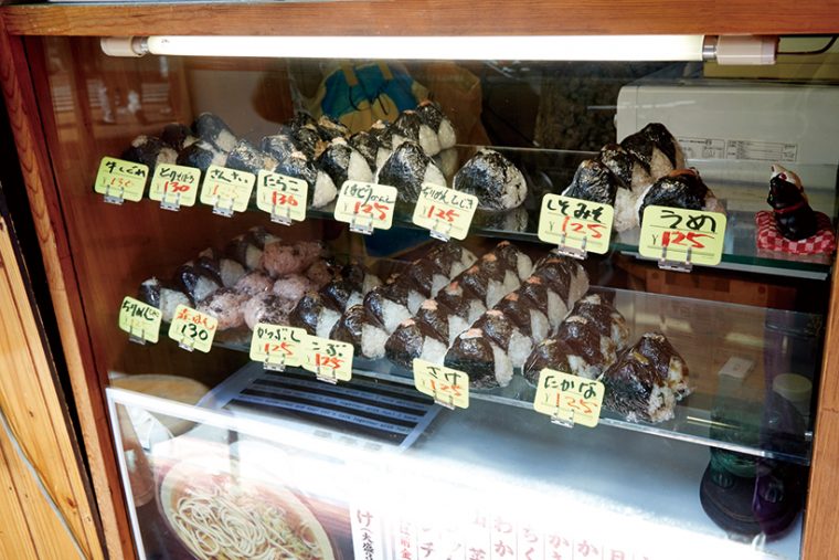 ↑店内および店頭で販売するおにぎり(125円~)は10種類以上を用意。「さけ」のほか、「高菜」「ちりめんじゃこ」などが人気だ