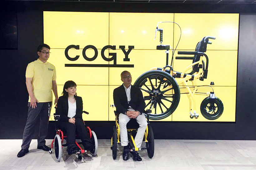 手でなく足で進む車いす! 「反射原理」を利用した「COGY」が本格展開