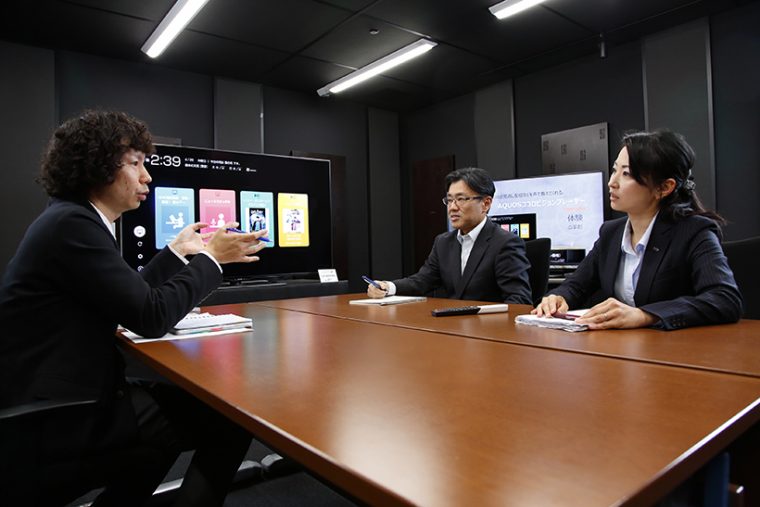 ↑SHARP クラウドサービス推進センター 稲本 憲 さん (左)、SHARP クラウドサービス推進センター 堀井(右)