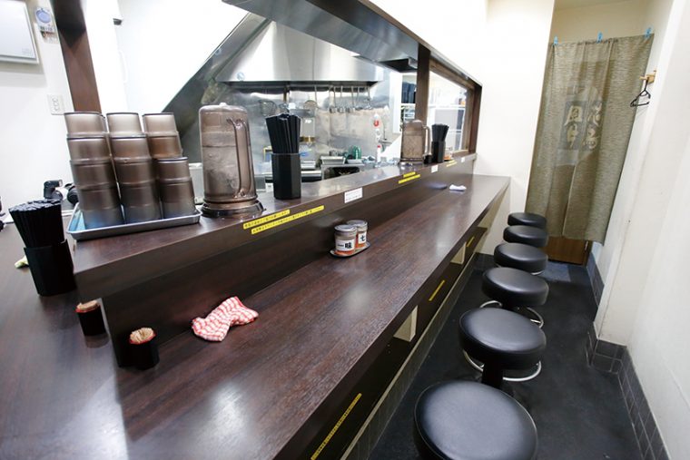 ↑カウンターは奥行きがあって食べやすい。数年前の店舗改装で、「立ち食い+椅子」制となった