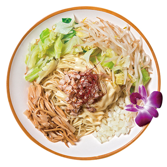 ↑フルルのピリ辛ませSOBA(790円)。まぜそばの麺はタレとの絡みを考え、ラーメンよりも加水率は高い。若干モチモチ感があるので、歯応えも十分