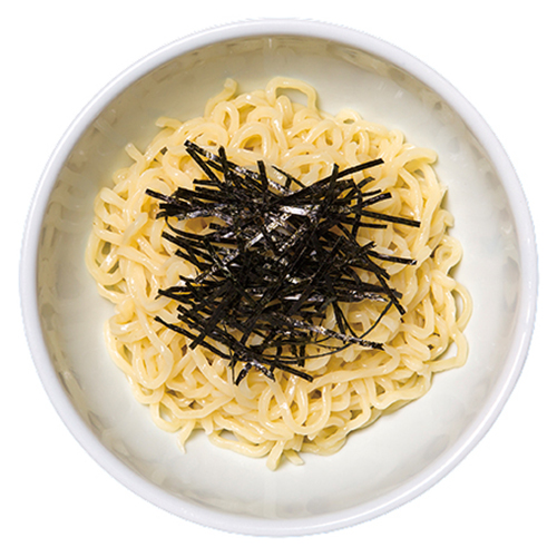 ↑白醤油つけ麺(850円)。スープの具材はネギ、チャーシュー、メンマときわめてシンプル。麺皿の中央には刻みののりがトッピングされており、香ばしくておいしい