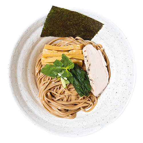↑ザ・しおつけ麺(910円)。深い味わいの自家製麺は、香り高い乱切り平打ちストレート。低温調理のしっとり鶏ムネ肉と、トロトロ豚バラチャーシューも絶品だ