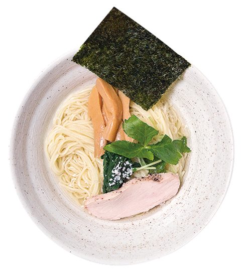 ↑正油細つけ麺F(880円)。割りスープはスタッフに丼を渡せば入れてくれる。熱々のスープの中には国産柚子が贅沢に入れられ、特注のあられもイン