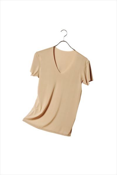 着ているけれど着ていない!?　機能派ベージュVネックTシャツ4選【前編】