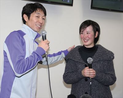 (L-R) 武豊/Yutaka Take, 藤田菜七子/Nanako Fujita), MARCH 6, 2016 - Horse Racing : レース後、武豊騎手（左）から激励される藤田菜七子騎手＝２０１６年３月６日20160306中山競馬場