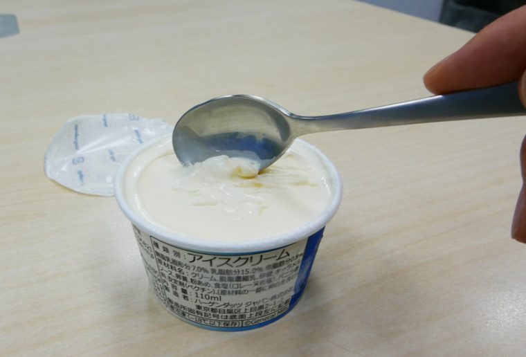 ↑粘度が高く、スプーンにからみつくような感触です