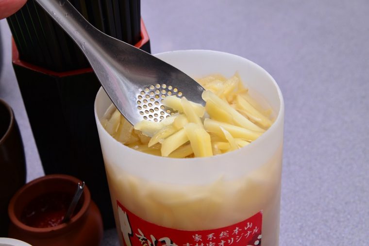 ↑卓上には自由に使える味変アイテムがいっぱい。ニンニクは北海道産の行者ニンニクを採用するなど、こだわりは随所に