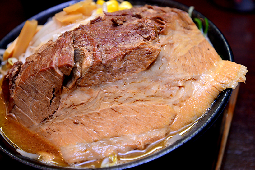 【日本一のデカ肉ラーメン!?】全長20cm×重さ200gの巨大チャーシューが立ちはだかる松戸「そい屋」