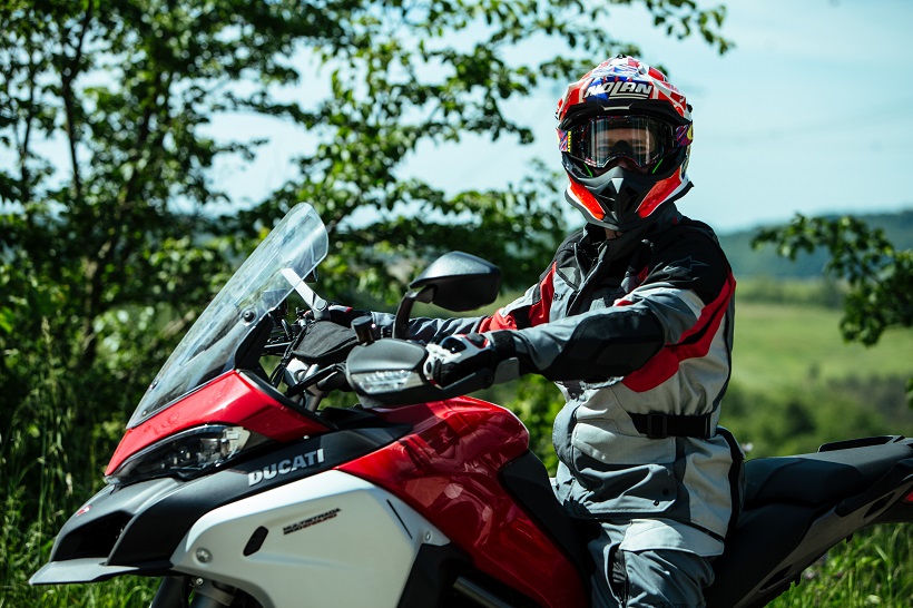ドゥカティのオフロード志向モデル「ムルティストラーダ1200エンデューロ」を元MotoGP王者が絶賛！