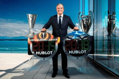 ↑オフィシャルライセンスウォッチパートナーであるUEFAチャンピオンズリーグおよびUEFAヨーロッパリーグのレフリーボードを持つウブロCEOのリカルド・グアダルーペ氏