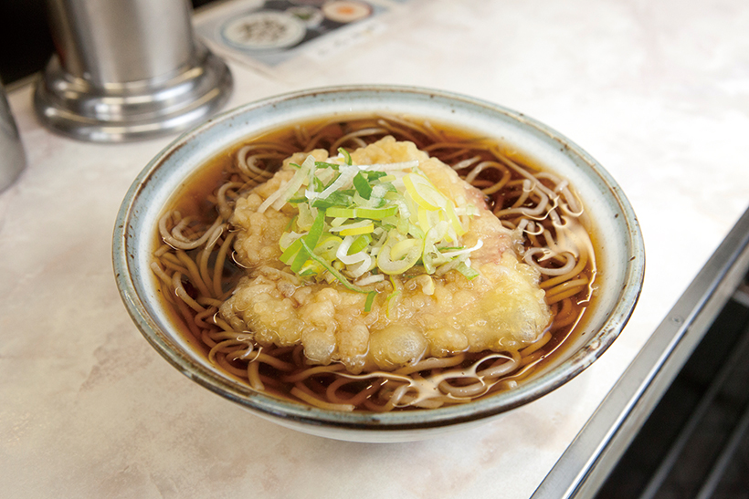 【昼は立ち食いそば】そばもファッションもセンスが重要!? 好みの天ぷらを選んでそばがアレンジできる外苑前の「信越そば」