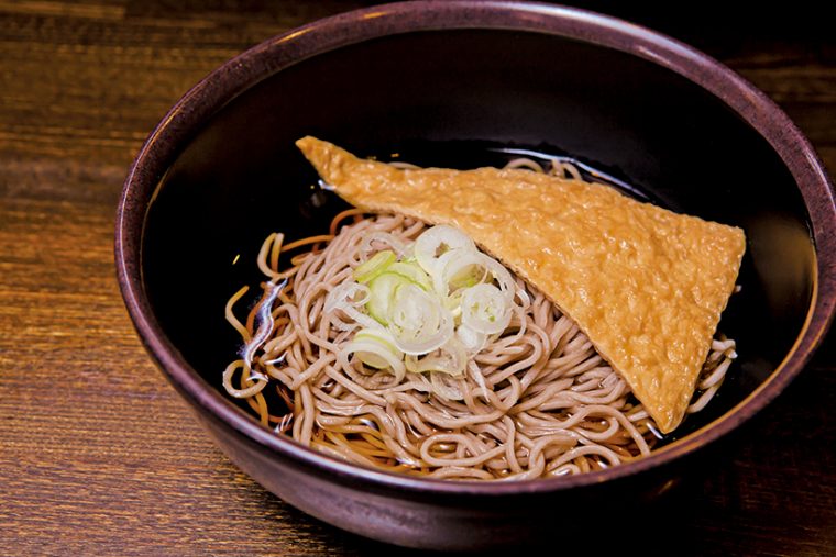 ↑「冷しきつねそば」(350円)。辛口のつゆと甘めの油揚げのコントラストが絶妙