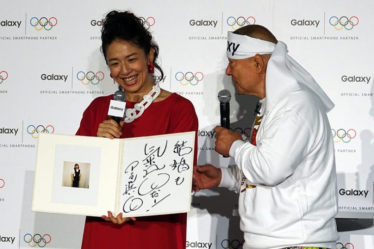 ↑サプライズプレゼントとしてGalaxyで撮った浜口さんのお見合い写真と、アニマル浜口さんからのメッセージが書かれた色紙も贈呈されました