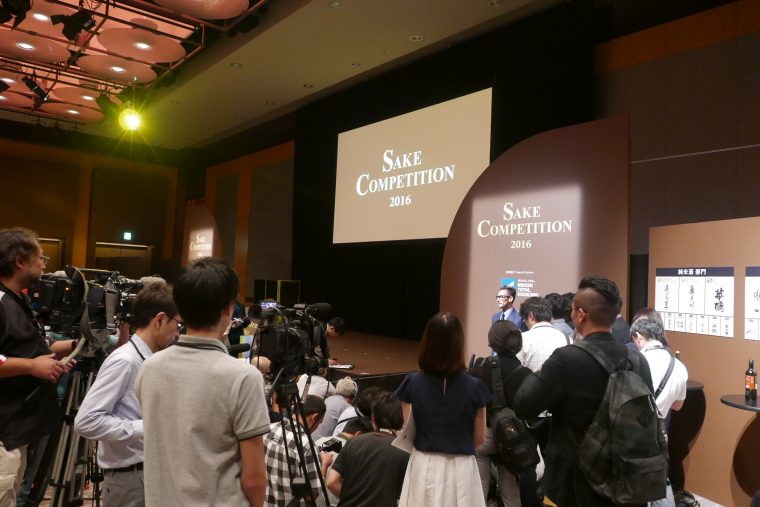 ↑表彰式では、テレビをはじめ、多くの報道陣が詰めかけました