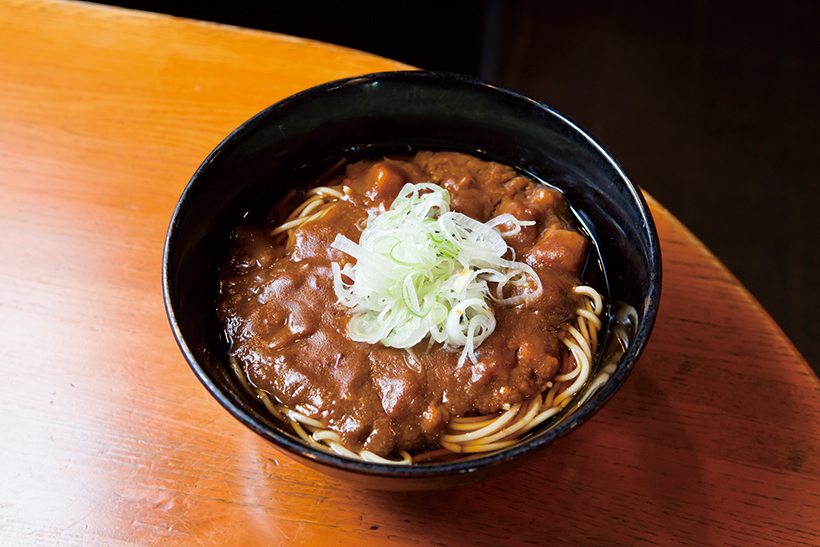 ↑2.「カレ ー南蛮そば」はカレーの甘さ、スパイシーさ と、そばつゆのうまみが融合している。