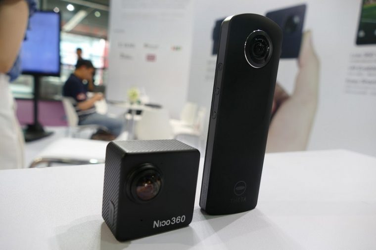 ↑リコーの360度カメラ「THETA S」(右)と比べると高さは半分以下