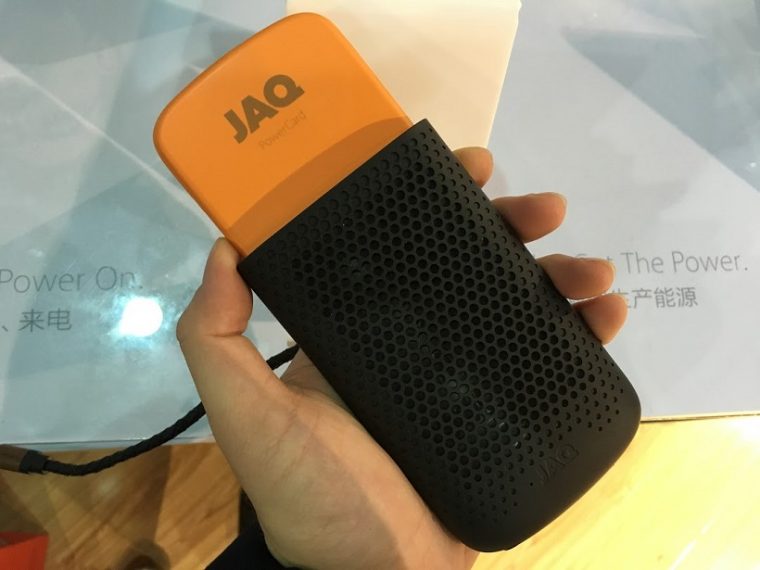 ↑JAQは片手で握れるサイズ。本体にパワーカードを差し込んで使う