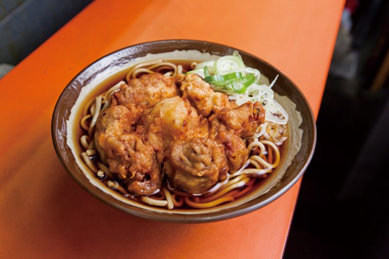 ↑いかげそ天そば（400円）。カリカリに揚がった衣はつゆを吸っても崩れない。しかし、衣の中のいかゲソはとても柔らか