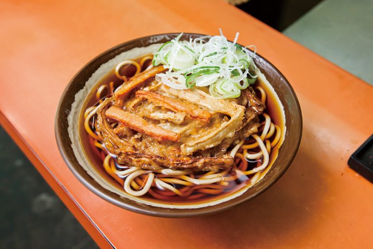 ↑ごぼう天そば（380円）。ごぼうが甘くて美味い。彩りと栄養を考えてにんじんも入れている